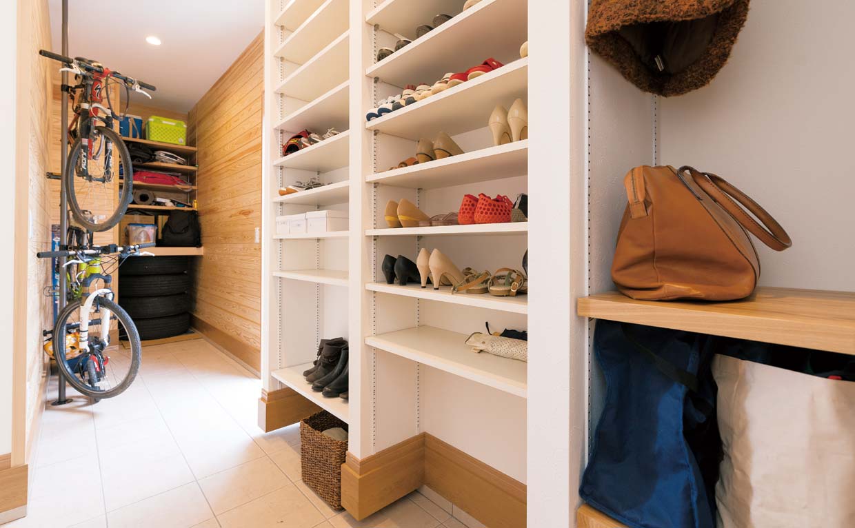 コンパクトでスッキリ！
コートや小物もしまえるシューズクローク