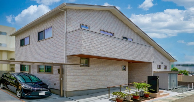 片流れの屋根が印象的な外観。スロープも設置し、住む人に優しいデザイン。