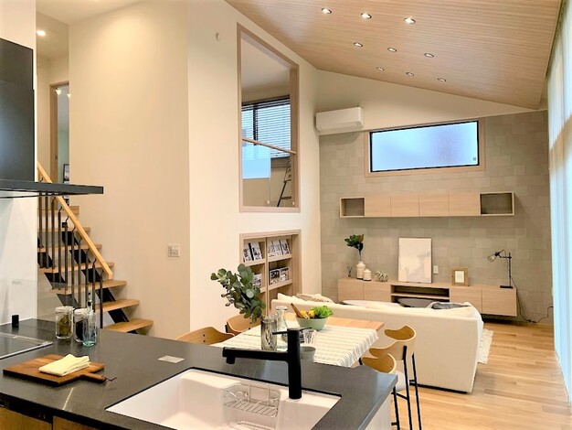 1.5階スキップフロアで縦の空間を有効活用。これまでの平屋の常識にとらわれない新しいカタチ