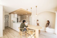 ベンチ背後の壁はマグネットが付くようにと依頼。壁の角はすべて丸く仕上げてもらった