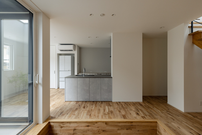 広々としたLDKの空間。シンプルでモダンなデザインが印象的で、開放感あふれる作りになっている。
