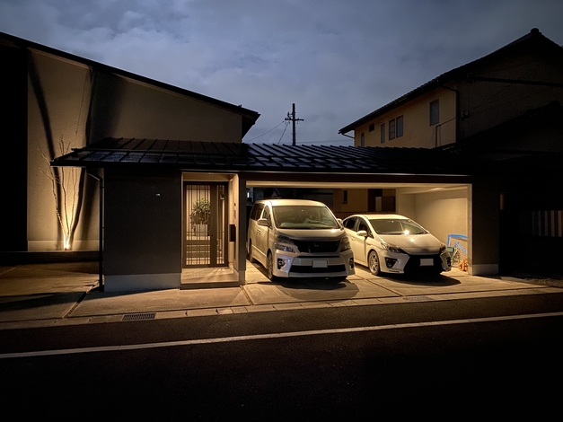 住宅の一部として設計されたインナーガレージ。夜間でも車の出入りがしやすく、セキュリティと利便性を兼ね備えている優れた設計である。