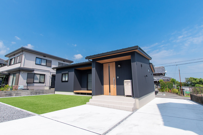モダンで洗練された外観の住宅。広々とした前庭と駐車スペースがあり、快適な住環境を提供している。