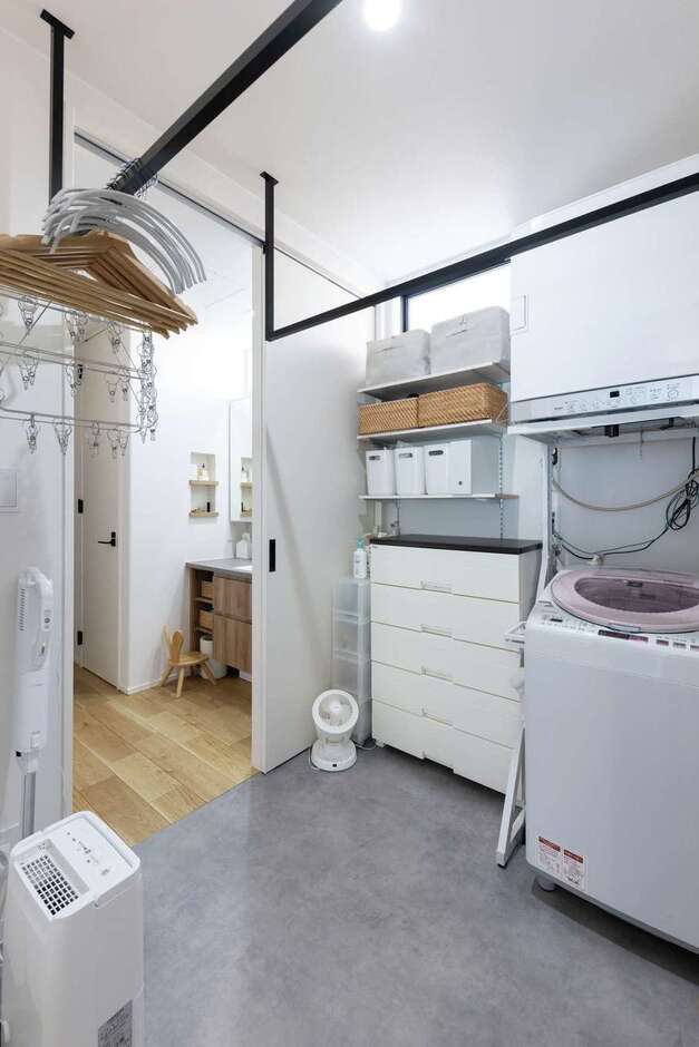 脱衣・ランドリールームは2か所から出入りできる回遊動線に。「乾太くん」やハンガーパイプ、収納もしっかり備えている