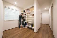 2階のフリースペース。大容量の本棚を造作し、ファミリーライブラリーとして活用する