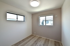 コンパクトでシンプルな4.5帖の子供部屋。
ピンクグレージュのアクセントクロスがポイント。【JUST LUCKY HOUSE（山田工務店）】