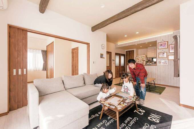 天井高2.7mのLDK。古材を模した造形の付け梁もご主人の希望通りの仕上がりに。普段は隣接する洋室の仕切り戸を開け放ち、ひと続きの広い空間として過ごしている。