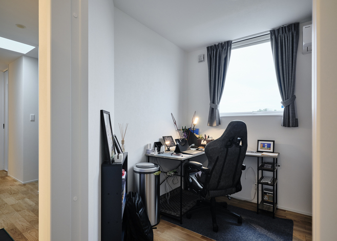 廊下のつきあたりに設けたご主人の書斎コーナー。リモートワーク時にも集中して仕事ができ、自分時間をゆったり楽しむこともできる