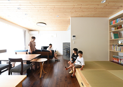 畳コーナーの小上がりに腰を掛けて家族との時間を楽しむ【片山建設】
