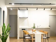シンプルでモダンなデザインのキッチン・ダイニング。ダクトレールが空間を引き締め、スタイリッシュな空間を演出している。
