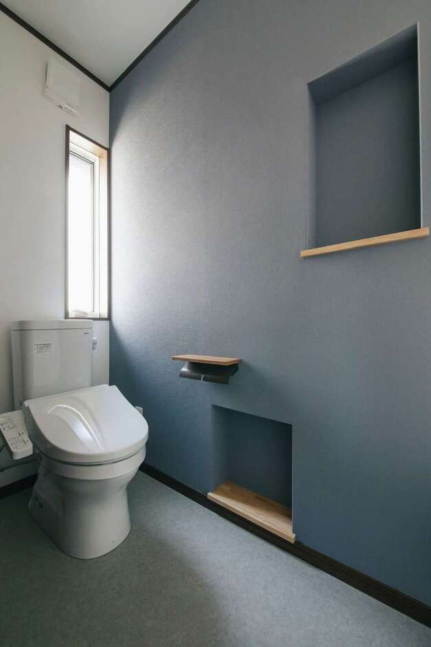 トイレットペーパーなどをしまうニッチと、小物などを飾るニッチ。それぞれを、適切な高さに用意