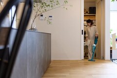 シンプルなデザインの室内に面した収納スペース。掃除機もすぐに取りだせ、使い勝手の良い収納空間。