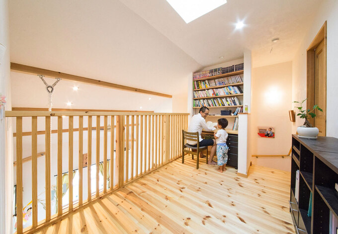 2階ホールに設けた書斎スペース。吹き抜けで1階のリビングとつながり、家族の様子が感じられる空間に