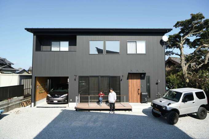 「ブラックの四角い家にしたい」というリクエストに応えたシンプルモダンな外観。日当たり抜群のロケーションで、駐車スペースもたっぷり確保