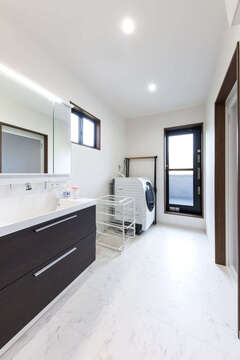 家事や身支度のしやすさを考慮して洗面脱衣所も広めに。扉からは通りから奥まっている物干し用のベランダに直接出られる。ここからの富士山の眺めも格別