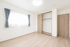 ゆとりある広さを確保した、落ち着きのある主寝室。
ファミリークローゼットとウォークインクローゼットを設置し、収納力を充実させました。
衣類や季節物などもまとめて収納できる、大容量スペース。【丸宗建設】