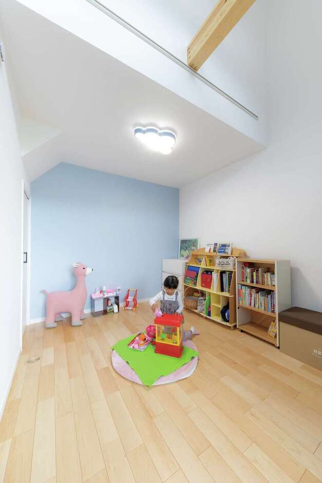 リビングに隣接した子ども部屋は勾配天井が開放的