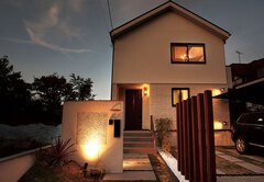 外と内とのギャップを楽しんでもらうために、外観デザインはなるべくシンプルに【Milky House】