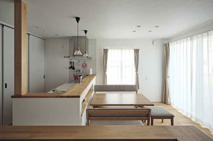 ２方向の窓から明るさを確保したダイニング