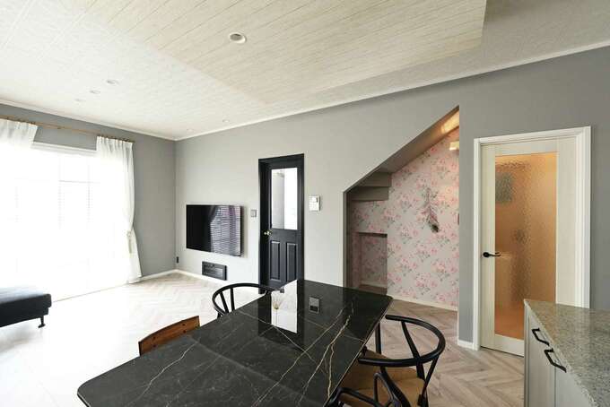 一度リビングを通り階段室、水回りへと抜ける動線。風呂上がりにそのまま2階へと上がれるため、来客時にも、リビングと家族のプライベート空間を完全に分けられる