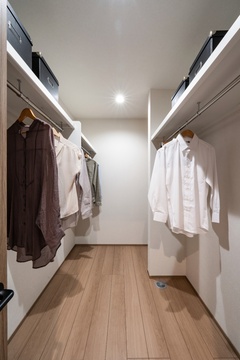 壁面に左右から服を掛けられる広々としたウォークインクローゼット。衣類や小物をすっきりと整理整頓できるデザイン性と機能性を兼ね備えている。【イシンホーム​岐阜南店】