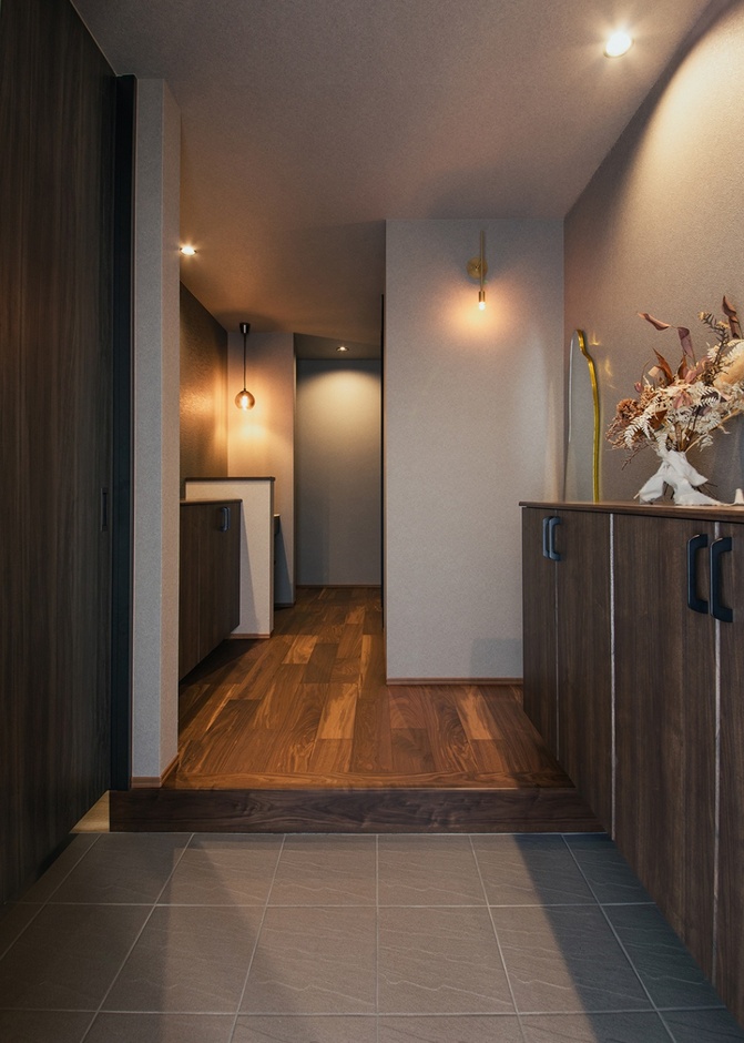 あえて照明を抑え、落ち着いた雰囲気を演出。真鍮の素材感が素敵な千（sen）のブラケットは施主さんのお気に入り