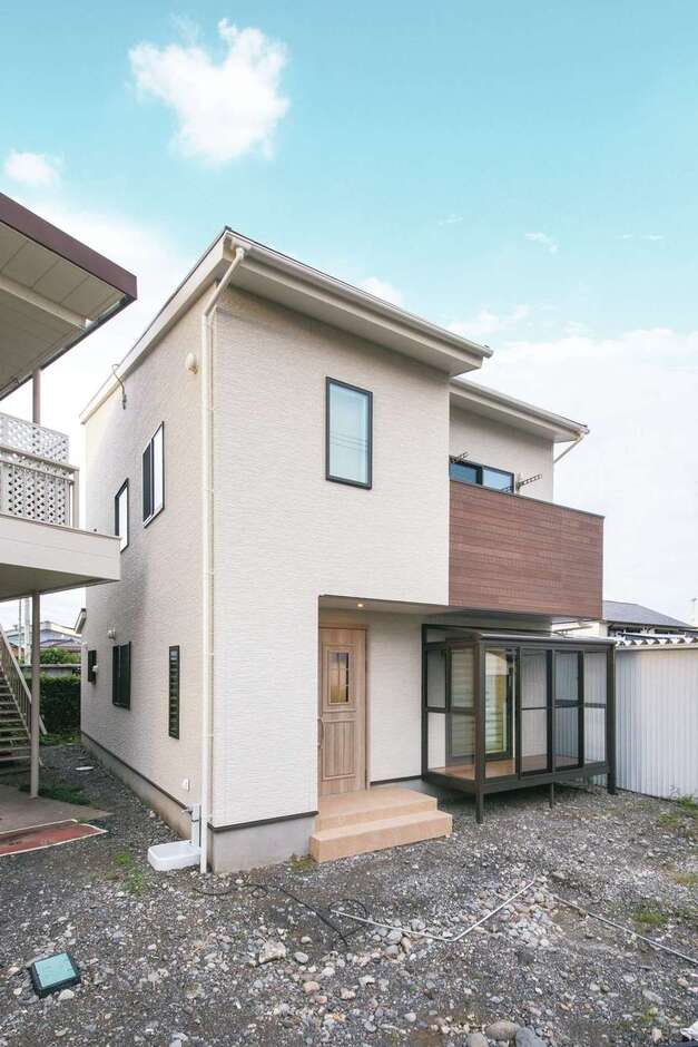 飽きのこないシンプルな外観。太陽光発電も搭載