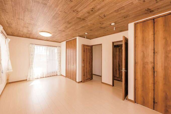 社宅にはなかった子ども部屋。広い空間を用意したいというご主人の思いがカタチになった。天井は建具と揃えた木調のクロスに