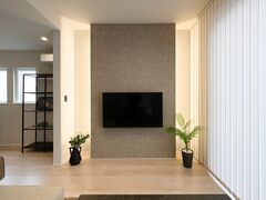 テレビ背面の間接照明が優しくリビングを照らします。【123HOME（Standard）】