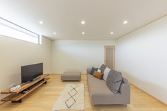 日中はFIX窓から差し込む日差しが心地よく、珪藻土の塗り壁・杉の無垢の建具・桧の無垢床でまるで森林浴をしているよう。【新和建設】