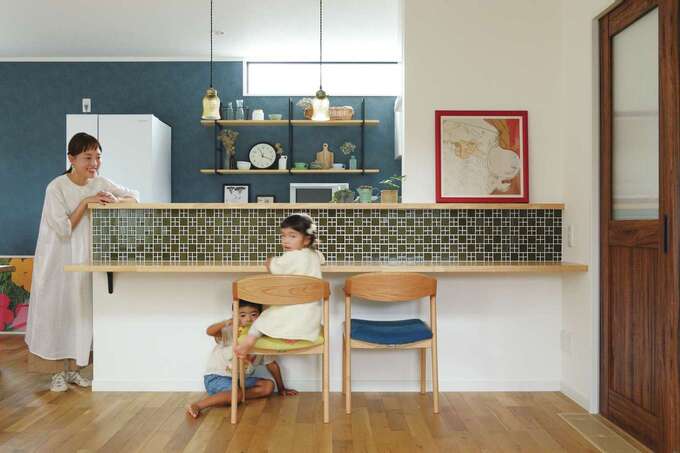 カウンター付きキッチンには、奥さまが吟味したタイル壁を採用。キッチン背面にはアイアンの飾り棚があり、奥さまがディスプレイした雑貨が並ぶ。家事時間が楽しくなりそう