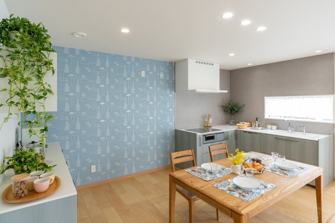 ボトル柄が印象的なクロスをチョイス。アクセントクロスでありながらキッチンパネルと色味を合わせることでよく馴染んでおり、空間に一体感が生まれます。