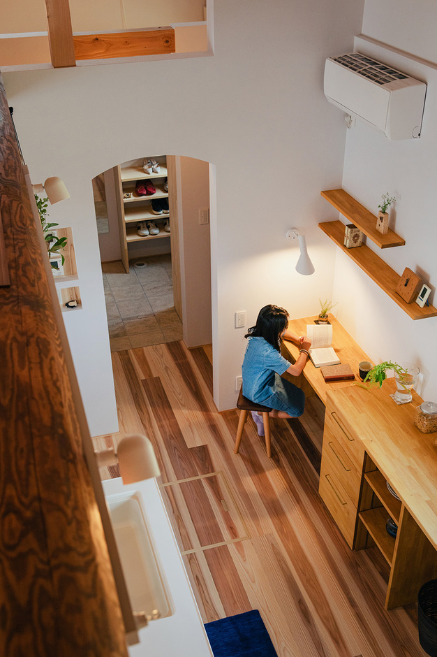 キッチンの一角に設けたスタディコーナーで宿題をしたり、本を読んだり。家の雰囲気に合わせ、カウンターや収納棚はすべて造作した