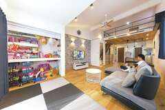 リビングの一画は畳コーナーに。今は子どもの格好の遊び場。大きな収納は建具を付けず、ロールスクリーンでサッと開け閉め。たくさんのおもちゃもすっきり片付く