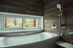坪庭を眺めながら入浴できるお風呂は、プランニングが進む中で「やってみたい」とMさんが希望したスタイル