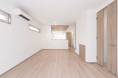 やわらかな木目の床とホワイトのクロスが調和した、明るくあたたかいリビング空間。
シンプルな内装だからこそ、広がりと開放感をしっかりと感じられます。
キッチンには下がり天井を採用し、空間にさりげないアクセントをプラス。【丸宗建設】