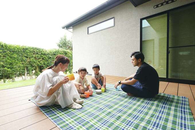 休日にテラスでランチやお茶を味わうのが家族の楽しみ。夏にはバーベキューやプールも満喫し、自然を感じながら家族の時間を過ごしている。「LDKの窓を開ければテラスと一続きになるので、準備や片付けが楽々。プールの後は水着を洗って、テラスにある物干しに干せるのも便利です」と奥さま