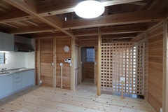 木の温もりが感じられるシンプルなキッチン。ナチュラルな雰囲気がリラックスできる空間を演出している。【明城】