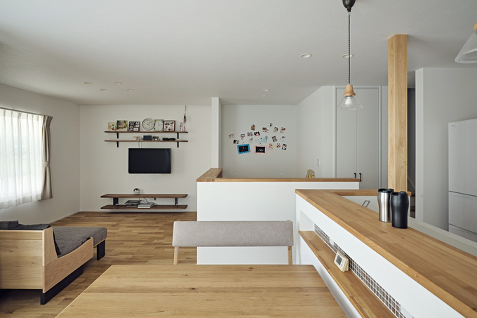 対面キッチンの前にダイニングを設けてあり、リビングには小上がりのキッズコーナーを腰壁で仕切って配置。いつでも家族一緒に過ごせる、なごやかなLDKが実現