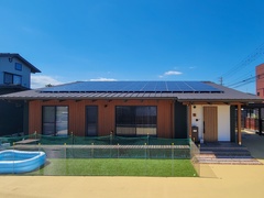 屋根全面に太陽光パネル（16.65kW）を搭載。環境にも家計にも優しい、太陽の恵みを活かした住まいが日々の暮らしを支えます。【アクトホーム】