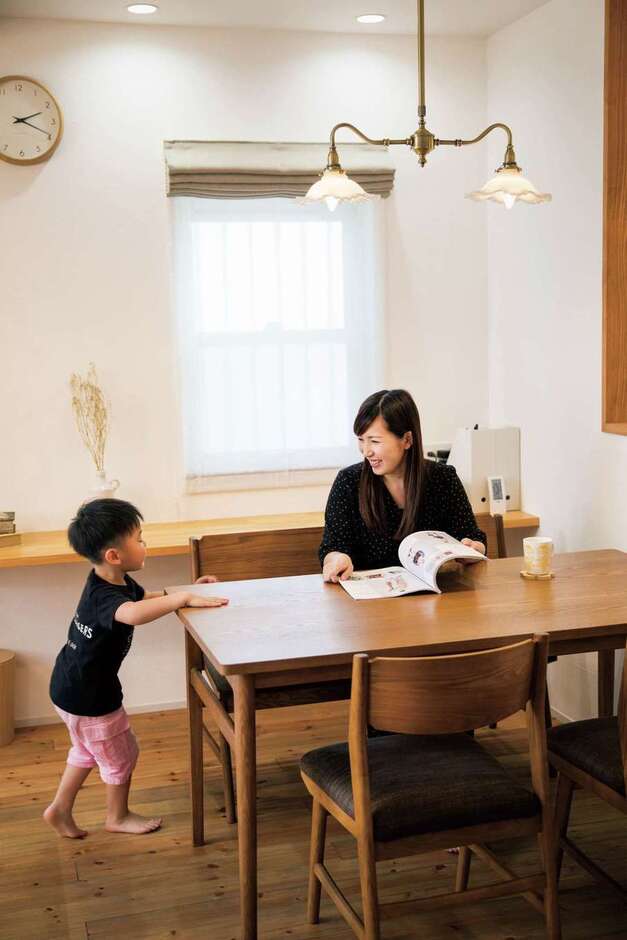 キッチンから近い位置にカウンターを造作し、子どものスタディコーナーに