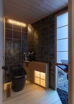 ご主人がこだわったトイレ。木、タイル、障子、玉砂利が融合した和モダンな空間に仕上がった