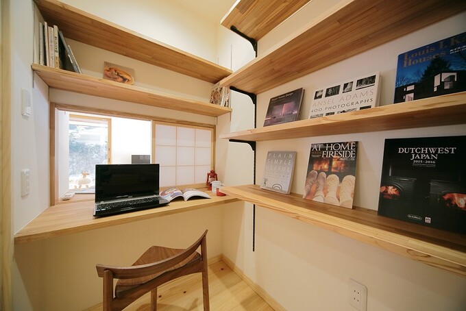 パントリー兼奥さまの書斎スペース。障子を開ければ、目の前にはリビングのテレビが見えるので、奥さまは作業しながらテレビもお子さんの様子も見れて安心