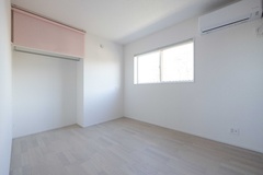 優しいピンクのアクセントが施された子ども部屋。窓からの自然光がいっぱいに差し込み、快適で居心地の良い明るさが魅力。