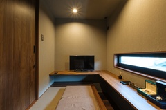 コンパクトで落ち着いた雰囲気の書斎。掘りごたつのように足を下せて、静かに集中できる環境が整っている。趣味の部屋としても最適。