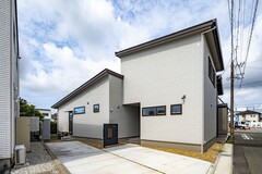 モダンなデザインが特徴の住宅外観。シンプルでありながら、洗練された印象を与える。街並みに調和する美しいデザイン。【トキワハウス デザイン アンド ビルド（常盤工業）】