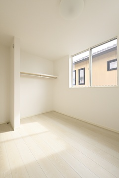 明るい日差しが差し込む、開放感のある子ども部屋。シンプルな収納スペースがついており、整理整頓も簡単【REIWA HOUSE（令和ハウス）】
