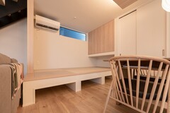小上がりの畳コーナーは、浮かせて造作した壁面収納で見た目もスッキリ。お子さまの遊び場やお昼寝など、多用性のあるスペースです。