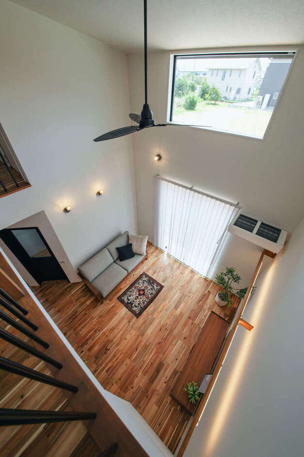建物をなるべく凹凸のないシンプルな形にすることで高い断熱・気密効果が一層高まり、雨漏りのリスクも少なく、コストカットにもつながる。さらに同社標準仕様の太陽光発電を搭載したことで、今後電気代が高騰しても光熱費を抑えることができる