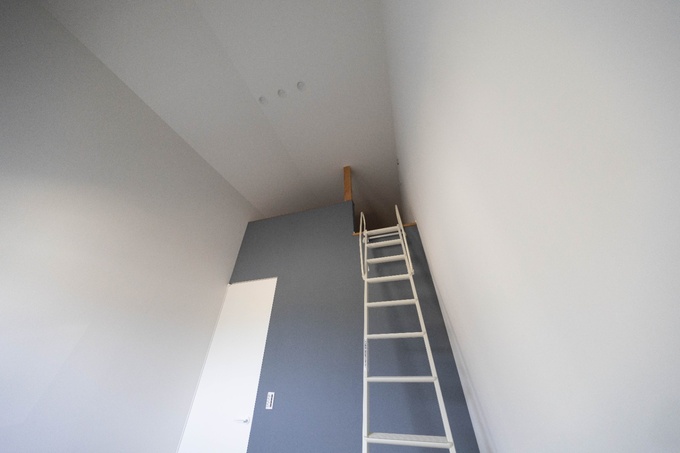 子ども部屋の一角には、屋根の高さを活かしたロフトを。限られた床面積を無駄なく使いながら、遊び心をくすぐる空間になっています。